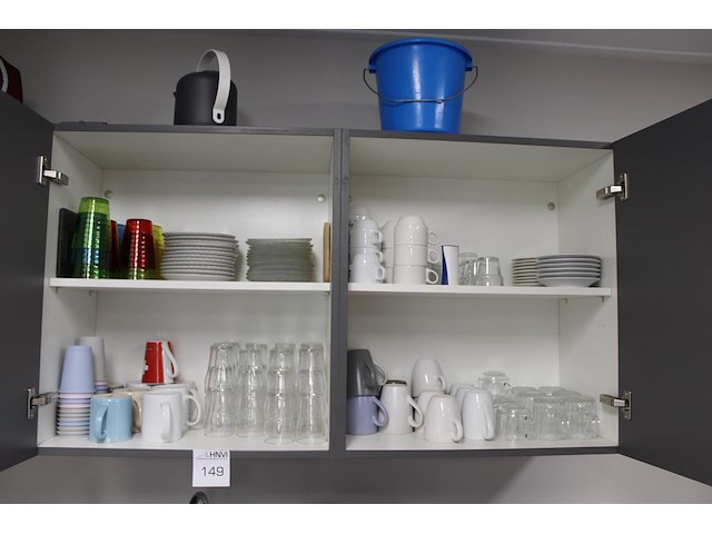 Inhoud keukenblok w.o. glaswerk, servies, bestek, reinigingsdoeken- en middelen. - afbeelding 1 van  5