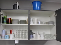 Inhoud keukenblok w.o. glaswerk, servies, bestek, reinigingsdoeken- en middelen. - afbeelding 1 van  5