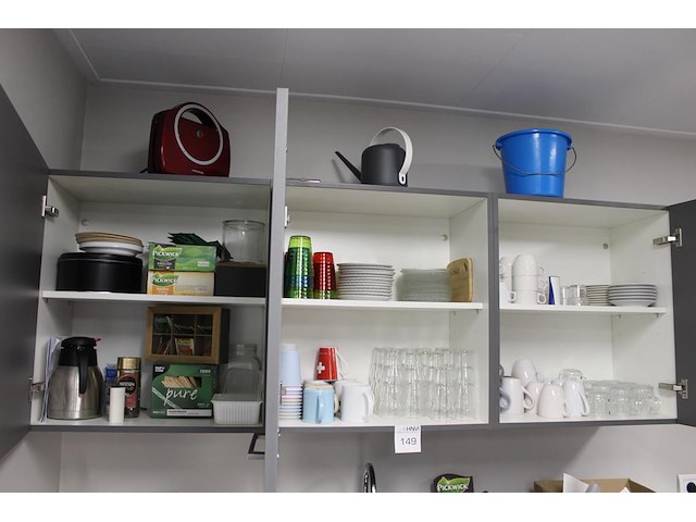 Inhoud keukenblok w.o. glaswerk, servies, bestek, reinigingsdoeken- en middelen. - afbeelding 2 van  5