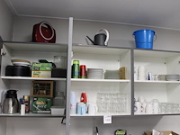 Inhoud keukenblok w.o. glaswerk, servies, bestek, reinigingsdoeken- en middelen. - afbeelding 2 van  5