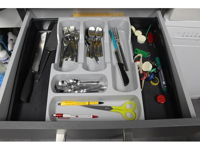 Inhoud keukenblok w.o. glaswerk, servies, bestek, reinigingsdoeken- en middelen. - afbeelding 3 van  5