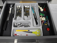 Inhoud keukenblok w.o. glaswerk, servies, bestek, reinigingsdoeken- en middelen. - afbeelding 3 van  5