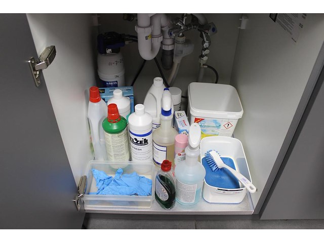 Inhoud keukenblok w.o. glaswerk, servies, bestek, reinigingsdoeken- en middelen. - afbeelding 4 van  5