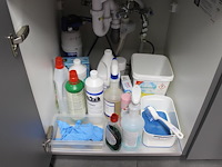 Inhoud keukenblok w.o. glaswerk, servies, bestek, reinigingsdoeken- en middelen. - afbeelding 4 van  5