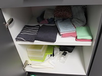 Inhoud keukenblok w.o. glaswerk, servies, bestek, reinigingsdoeken- en middelen. - afbeelding 5 van  5