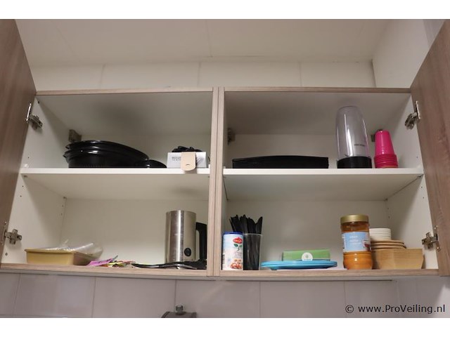 Inhoud keukenkasten bestaande uit o.a. plastic bestek, glazen (lege) drankflessen, wegwerp bordjes - afbeelding 1 van  3