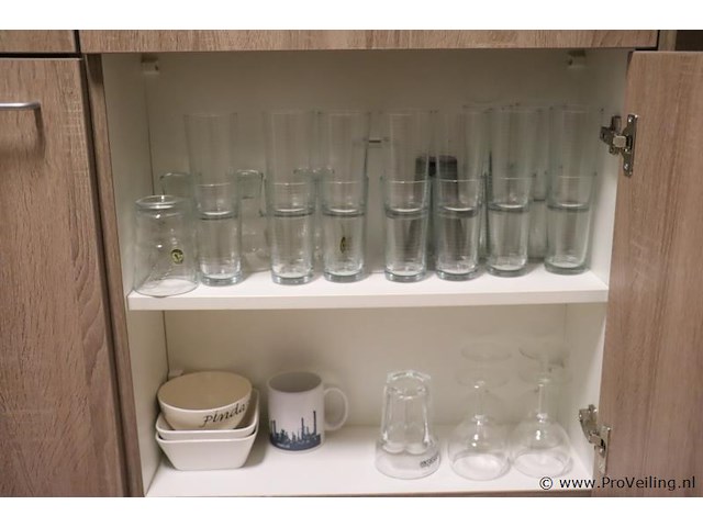 Inhoud keukenkasten bestaande uit o.a. plastic bestek, glazen (lege) drankflessen, wegwerp bordjes - afbeelding 2 van  3