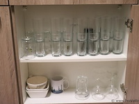 Inhoud keukenkasten bestaande uit o.a. plastic bestek, glazen (lege) drankflessen, wegwerp bordjes - afbeelding 2 van  3