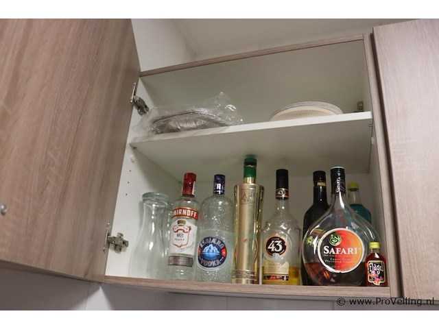 Inhoud keukenkasten bestaande uit o.a. plastic bestek, glazen (lege) drankflessen, wegwerp bordjes - afbeelding 3 van  3