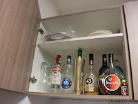 Inhoud keukenkasten bestaande uit o.a. plastic bestek, glazen (lege) drankflessen, wegwerp bordjes - afbeelding 3 van  3