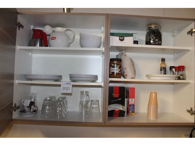 Inhoud keukenkasten waaronder waterkoker, bestek, glaswerk, borden, thermoskannen, koffieproducten en poets... - afbeelding 1 van  3