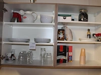 Inhoud keukenkasten waaronder waterkoker, bestek, glaswerk, borden, thermoskannen, koffieproducten en poets... - afbeelding 1 van  3