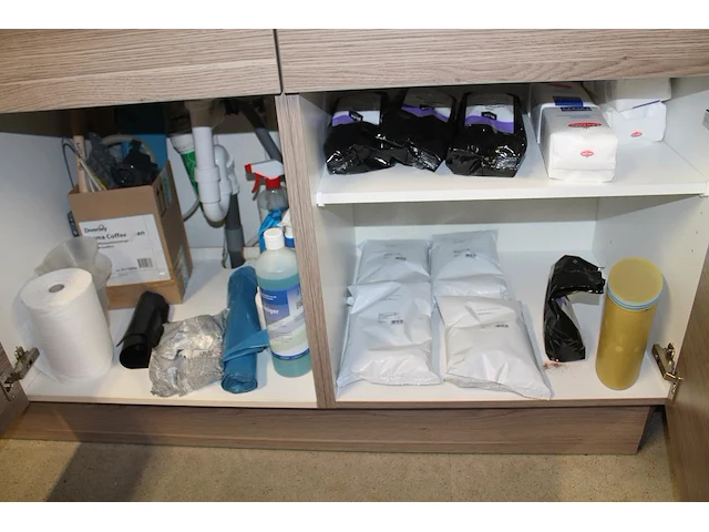 Inhoud keukenkasten waaronder waterkoker, bestek, glaswerk, borden, thermoskannen, koffieproducten en poets... - afbeelding 3 van  3
