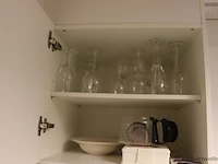 Inhoud keukenkastjes bestaande uit o.a. theedoeken, vaatdoekjes, dweil, wijnglazen en schoonmaakmiddelen - afbeelding 3 van  4