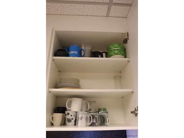 Inhoud keukenkastjes bestaande uit o.a. theedoeken, vaatdoekjes, dweil, wijnglazen en schoonmaakmiddelen - afbeelding 1 van  4