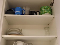 Inhoud keukenkastjes bestaande uit o.a. theedoeken, vaatdoekjes, dweil, wijnglazen en schoonmaakmiddelen - afbeelding 1 van  4