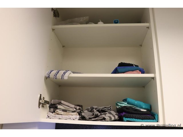 Inhoud keukenkastjes bestaande uit o.a. theedoeken, vaatdoekjes, dweil, wijnglazen en schoonmaakmiddelen - afbeelding 2 van  4
