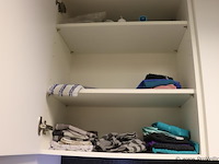 Inhoud keukenkastjes bestaande uit o.a. theedoeken, vaatdoekjes, dweil, wijnglazen en schoonmaakmiddelen - afbeelding 2 van  4