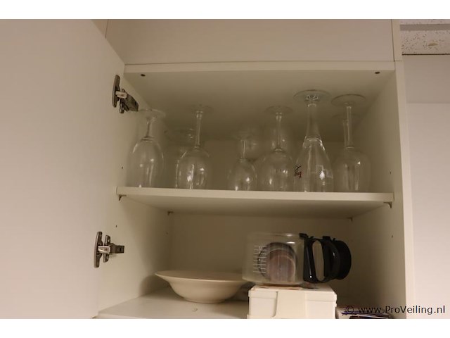 Inhoud keukenkastjes bestaande uit o.a. theedoeken, vaatdoekjes, dweil, wijnglazen en schoonmaakmiddelen - afbeelding 3 van  4