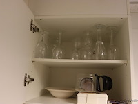 Inhoud keukenkastjes bestaande uit o.a. theedoeken, vaatdoekjes, dweil, wijnglazen en schoonmaakmiddelen - afbeelding 3 van  4