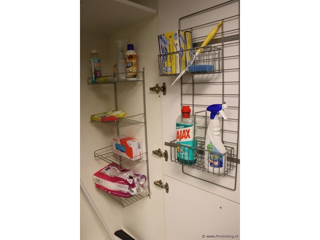 Inhoud keukenkastjes bestaande uit o.a. theedoeken, vaatdoekjes, dweil, wijnglazen en schoonmaakmiddelen - afbeelding 4 van  4