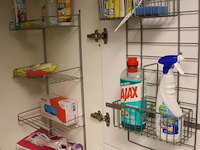 Inhoud keukenkastjes bestaande uit o.a. theedoeken, vaatdoekjes, dweil, wijnglazen en schoonmaakmiddelen - afbeelding 4 van  4