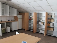 Inhoud keukenkastjes zijnde glaswerk, kannen, geldkistje, dienbladen, koffiefilters, schoonmaakgereedschap,... - afbeelding 1 van  9