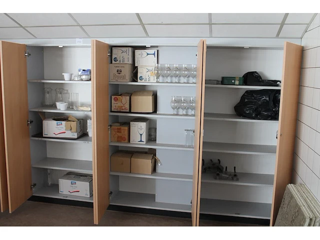 Inhoud keukenkastjes zijnde glaswerk, kannen, geldkistje, dienbladen, koffiefilters, schoonmaakgereedschap,... - afbeelding 2 van  9