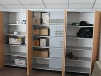Inhoud keukenkastjes zijnde glaswerk, kannen, geldkistje, dienbladen, koffiefilters, schoonmaakgereedschap,... - afbeelding 2 van  9