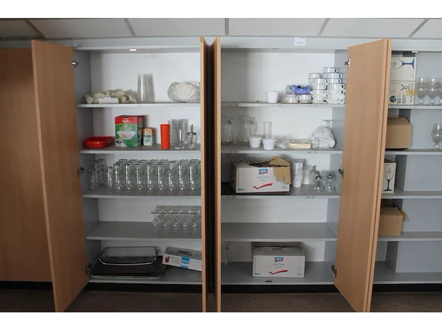 Inhoud keukenkastjes zijnde glaswerk, kannen, geldkistje, dienbladen, koffiefilters, schoonmaakgereedschap,... - afbeelding 3 van  9