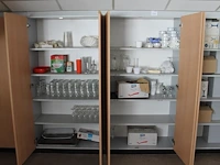 Inhoud keukenkastjes zijnde glaswerk, kannen, geldkistje, dienbladen, koffiefilters, schoonmaakgereedschap,... - afbeelding 3 van  9