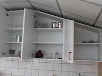 Inhoud keukenkastjes zijnde glaswerk, kannen, geldkistje, dienbladen, koffiefilters, schoonmaakgereedschap,... - afbeelding 4 van  9