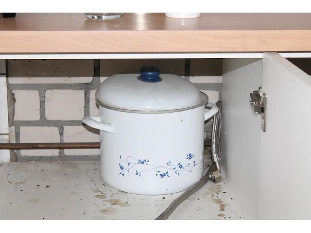 Inhoud keukenkastjes zijnde glaswerk, kannen, geldkistje, dienbladen, koffiefilters, schoonmaakgereedschap,... - afbeelding 5 van  9