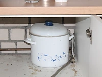 Inhoud keukenkastjes zijnde glaswerk, kannen, geldkistje, dienbladen, koffiefilters, schoonmaakgereedschap,... - afbeelding 5 van  9