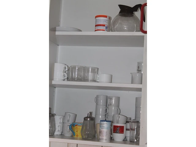 Inhoud keukenkastjes zijnde glaswerk, kannen, geldkistje, dienbladen, koffiefilters, schoonmaakgereedschap,... - afbeelding 6 van  9