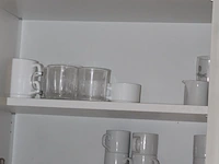 Inhoud keukenkastjes zijnde glaswerk, kannen, geldkistje, dienbladen, koffiefilters, schoonmaakgereedschap,... - afbeelding 6 van  9