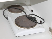 Inhoud keukenkastjes zijnde glaswerk, kannen, geldkistje, dienbladen, koffiefilters, schoonmaakgereedschap,... - afbeelding 7 van  9