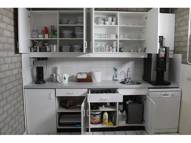 Inhoud keukenkastjes zijnde servies, glaswerk, bestek, koffie- en theekopjes, schoonmaakproducten, enz. - afbeelding 1 van  3