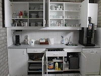 Inhoud keukenkastjes zijnde servies, glaswerk, bestek, koffie- en theekopjes, schoonmaakproducten, enz. - afbeelding 1 van  3