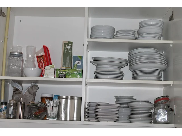 Inhoud keukenkastjes zijnde servies, glaswerk, bestek, koffie- en theekopjes, schoonmaakproducten, enz. - afbeelding 2 van  3