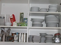 Inhoud keukenkastjes zijnde servies, glaswerk, bestek, koffie- en theekopjes, schoonmaakproducten, enz. - afbeelding 2 van  3