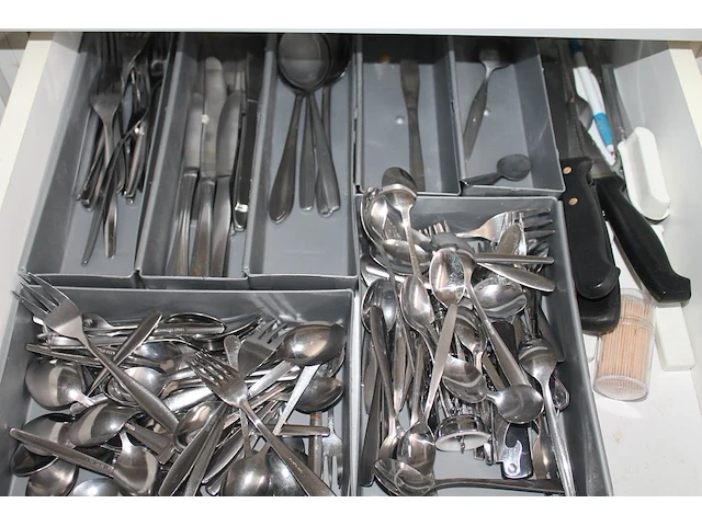 Inhoud keukenkastjes zijnde servies, glaswerk, bestek, koffie- en theekopjes, schoonmaakproducten, enz. - afbeelding 3 van  3