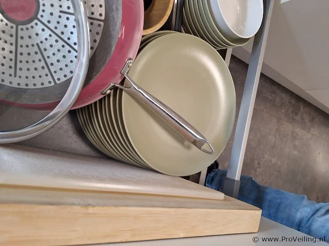 Inhoud keukenlade; diverse pannen - afbeelding 2 van  6