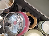 Inhoud keukenlade; diverse pannen - afbeelding 3 van  6