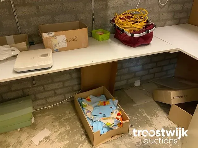 Inhoud magazijn ruimte (c) - afbeelding 6 van  11