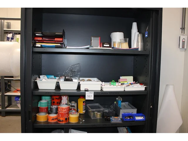 Inhoud magazijnkast w.o. tape, etiketten, kantoormaterialen en handschoenen. - afbeelding 1 van  4