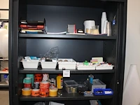 Inhoud magazijnkast w.o. tape, etiketten, kantoormaterialen en handschoenen. - afbeelding 1 van  4