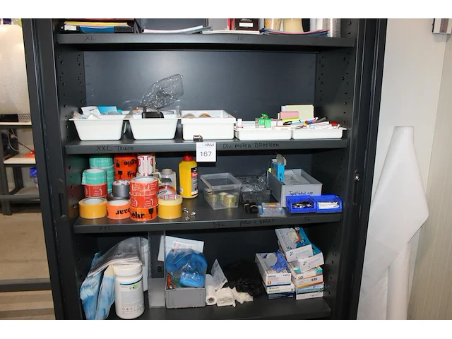 Inhoud magazijnkast w.o. tape, etiketten, kantoormaterialen en handschoenen. - afbeelding 2 van  4