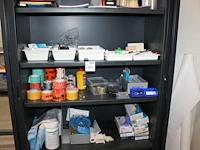 Inhoud magazijnkast w.o. tape, etiketten, kantoormaterialen en handschoenen. - afbeelding 2 van  4