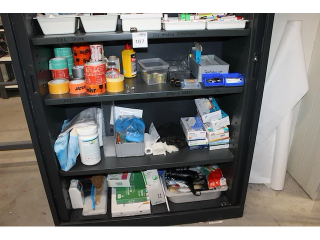 Inhoud magazijnkast w.o. tape, etiketten, kantoormaterialen en handschoenen. - afbeelding 3 van  4